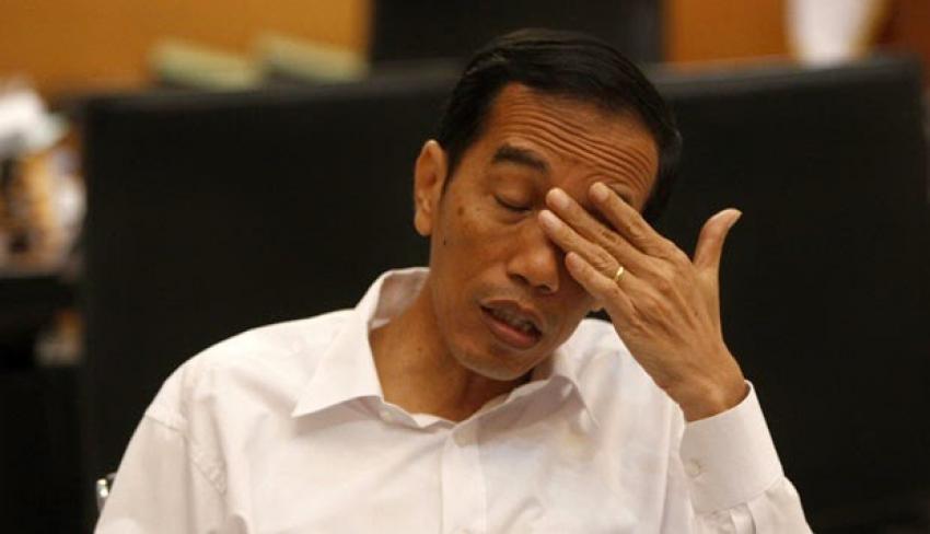 41jokowi pegang mata.jpg